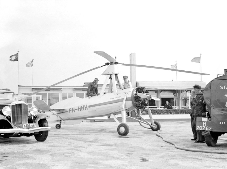 Het tanken van de Cierva autogiro PH-HHH (Donna Dulcinea) van de Nederlandse Luc, Bestanddeelnr 255-8636