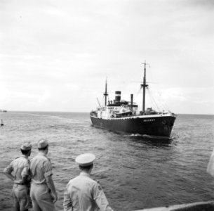 Het vrachtschip Boskoop in de haven van Willemstad op Curaçao. Op de wal militai, Bestanddeelnr 252-7211