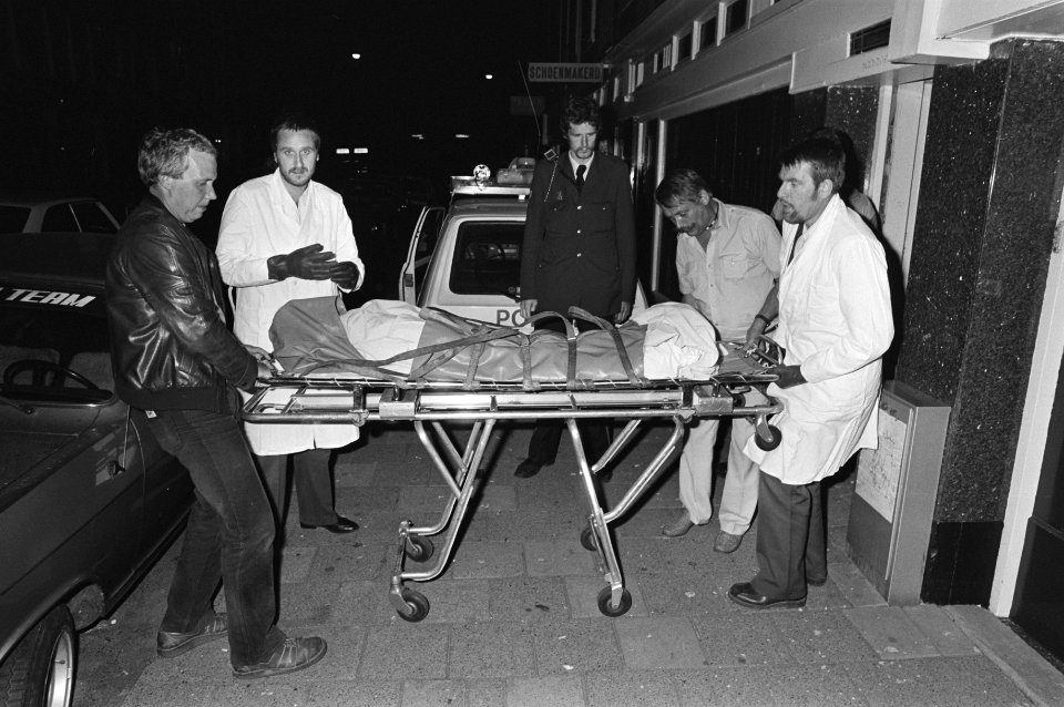 Het stoffelijk overschot van de ongeveer 30-jarige in de Amsterdamse Lootstraat , Bestanddeelnr 931-6515