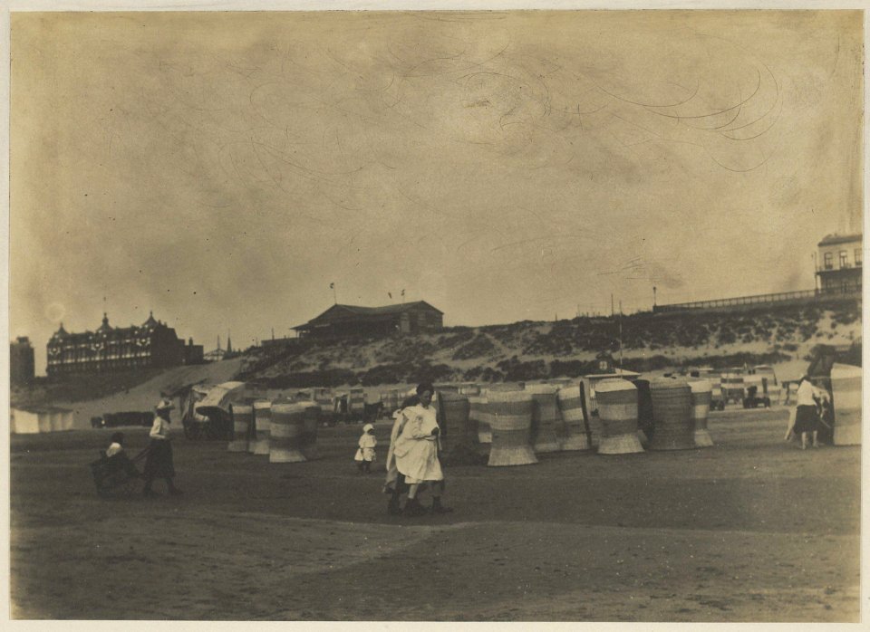 Het strand te Zandvoort, met in het midden café Germania, Inventarisnummer NL-HlmNHA 24139