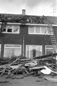 Het van een woning gewaaide dak ligt op straat, Bestanddeelnr 926-9319