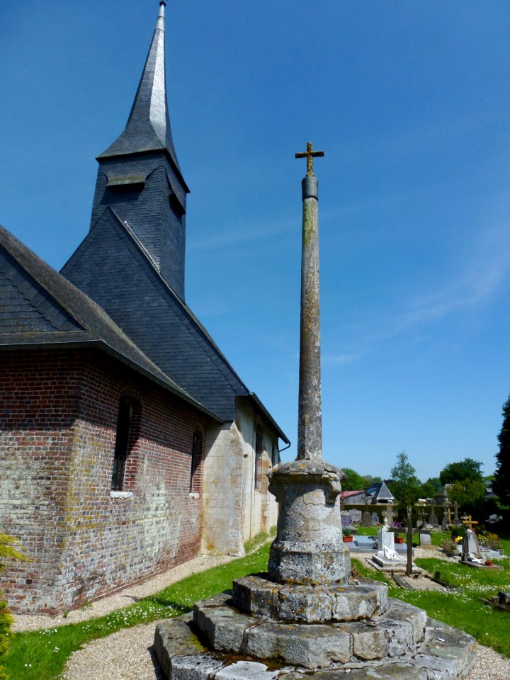 Heudreville-en-Lieuvin (Eure, Fr) église et croix de cimetière