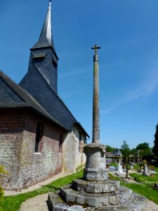 Heudreville-en-Lieuvin (Eure, Fr) église et croix de cimetière