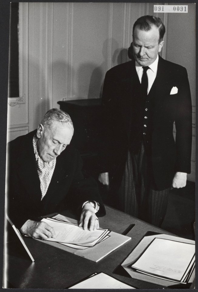 Het tekenen van het condoleance register voor het overlijden van sir winston chu, Bestanddeelnr 091-0091