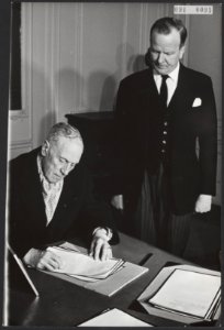 Het tekenen van het condoleance register voor het overlijden van sir winston chu, Bestanddeelnr 091-0091