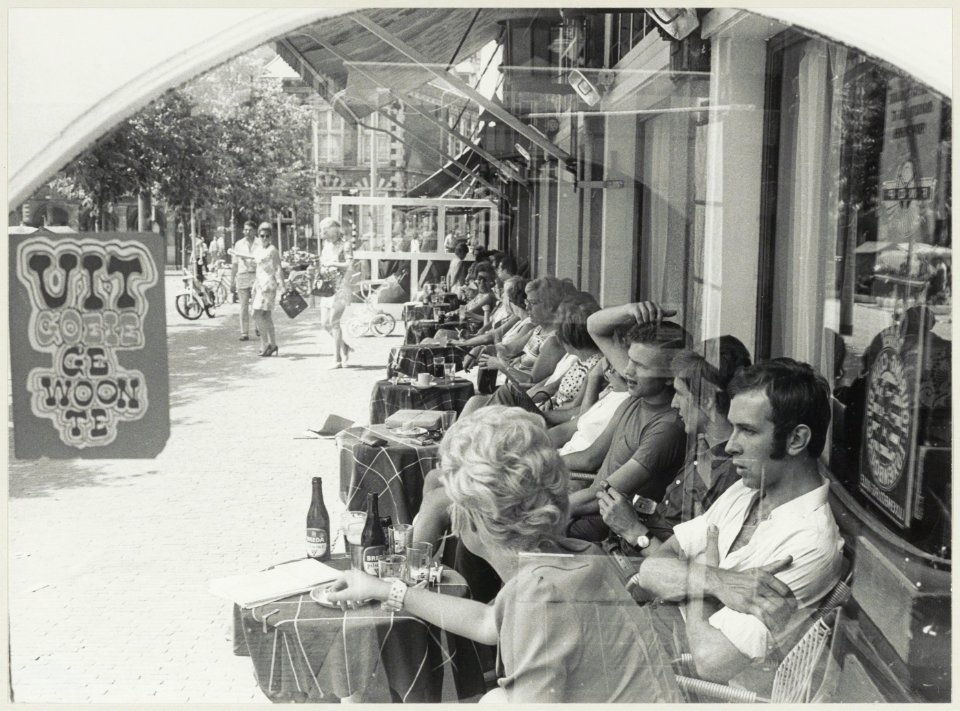 Het terras van Brinkmann aan de Grote Markt, ziende naar het westen. NL-HlmNHA 54011986