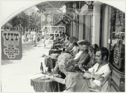 Het terras van Brinkmann aan de Grote Markt, ziende naar het westen. NL-HlmNHA 54011986