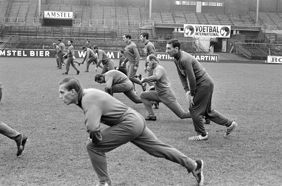 Het Tjechische elftal tijdens de training, met derde van voor naar achter de Tje, Bestanddeelnr 919-7541
