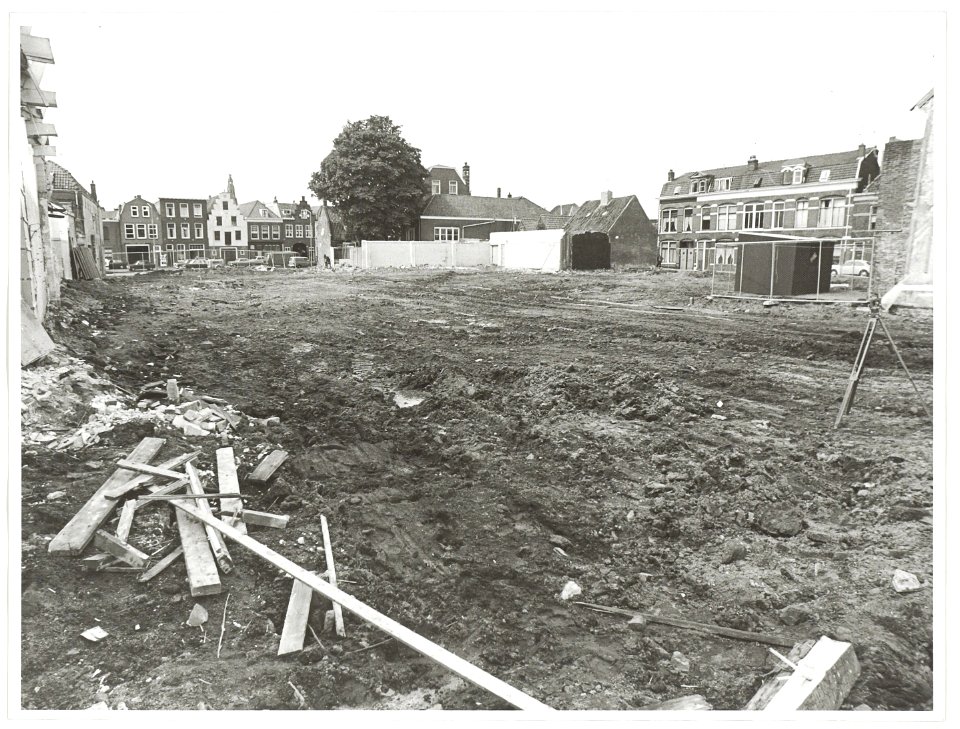 Het terrein na de sloop van de voormalige vleeswarenfabriek van E.J. Booy aan de Lange herenvest 114-120, ziende naar het noordwesten. NL-HlmNHA 54003561