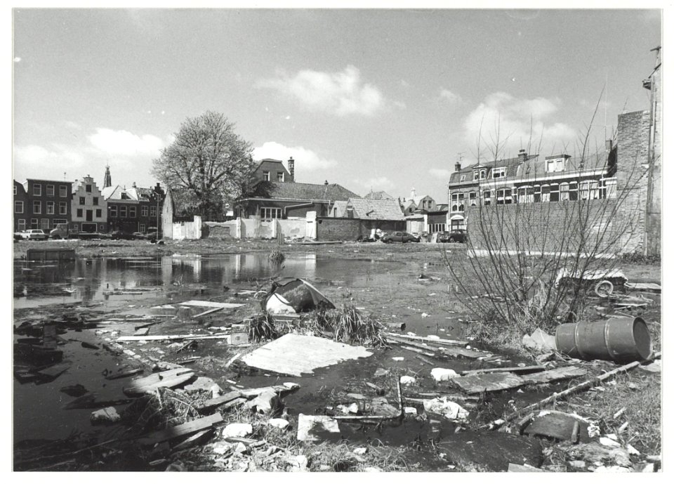 Het terrein waarop de vleesfabriek Van E.J. Booy stond, Lange Herenvest 114-120, ziende naar het noordwesten. NL-HlmNHA 54011427