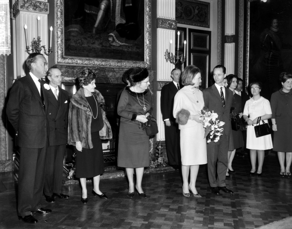 Het verloofde paar wordt in de Trêveszaal aan de Nederlandse regering voorgestel, Bestanddeelnr 916-0424