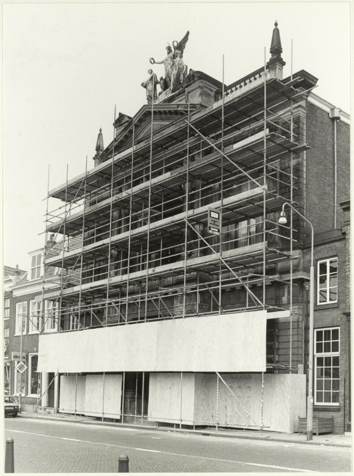 Het Teylers Museum in de steigers. NL-HlmNHA 54021216