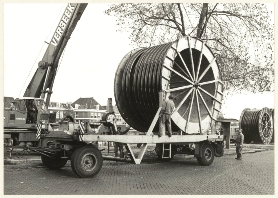 Het vervoer van een grote haspel voor de wijkverwarming in Schalkwijk in de Schalkwijkerstraat ziende naar het Zuider Buiten Spaarne, NL-HlmNHA 54010140