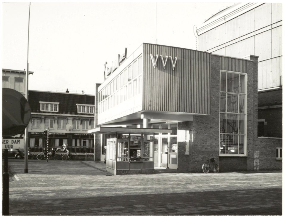 Het V.V.V.-gebouw aan het Stationsplein, ziende naar het westen., NL-HlmNHA 54004550