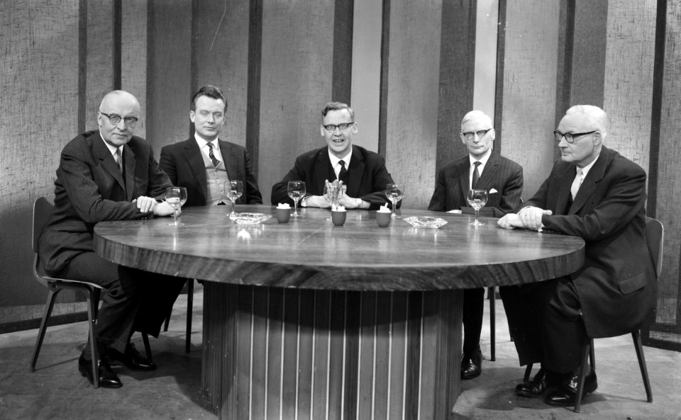 Het TV-forum van de NCRV van links naar rechts G. W. van Walsum , dr. A. J. Mijk, Bestanddeelnr 914-7897