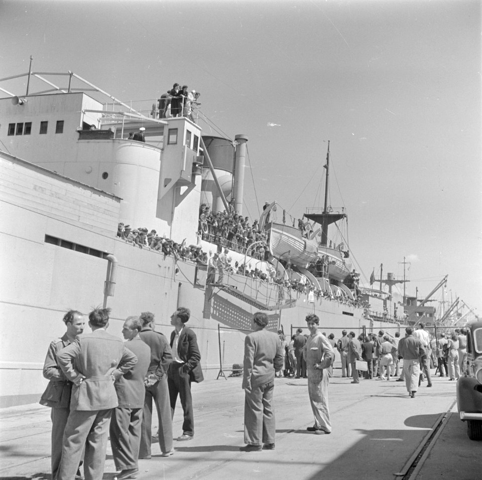 Het transportschip Bulgaria met emigranten (oliem) in de haven van Haifa, gezien, Bestanddeelnr 255-1119