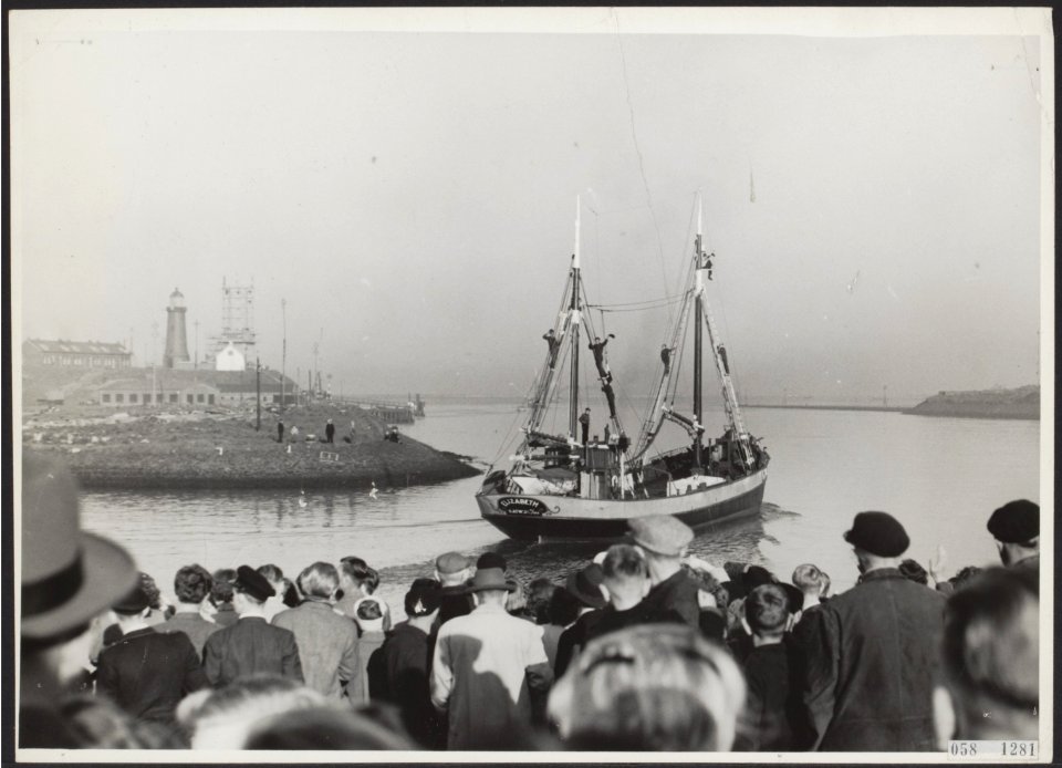 Het uitvaren van de haringvloot uit Katwijk en IJmuiden. De Katwijker Ëlizabeth, Bestanddeelnr 058-1281