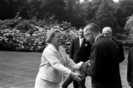 Het vaatje wordt aangeboden aan koningin Juliana, Bestanddeelnr 922-5229