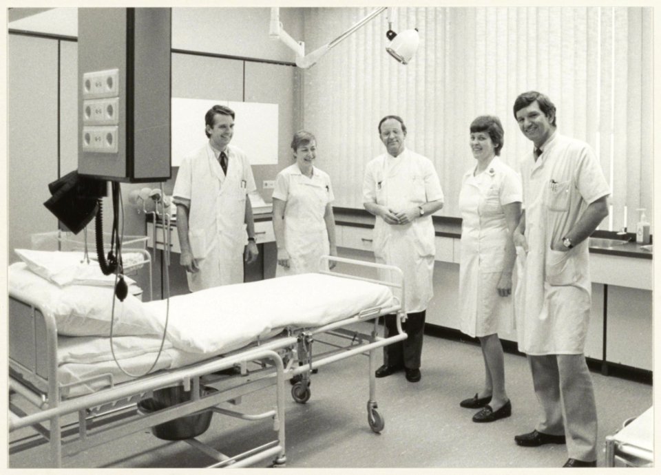 Het verloskundeteam op de vernieuwde verloskamers in ziekenhuis Mariastichting. Midden Dr. Wiesenhaan. NL-HlmNHA 54014435