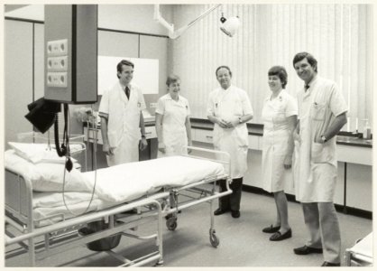 Het verloskundeteam op de vernieuwde verloskamers in ziekenhuis Mariastichting. Midden Dr. Wiesenhaan. NL-HlmNHA 54014435