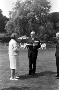 Het vaatje wordt aangeboden aan koningin Juliana, Bestanddeelnr 922-5232