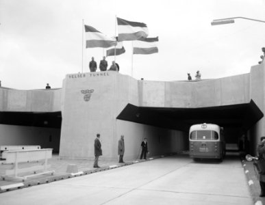 Het verkeer rijdt de tunnel in, Bestanddeelnr 908-9874