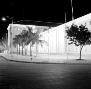 Het verlichte postkantoor aan het Waaigatplein in Willemstad, Bestanddeelnr 252-3266