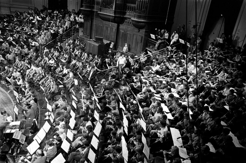 Het volle podium van het Concertgebouw met het door de NOS geformeerde orkest, Bestanddeelnr 930-5765