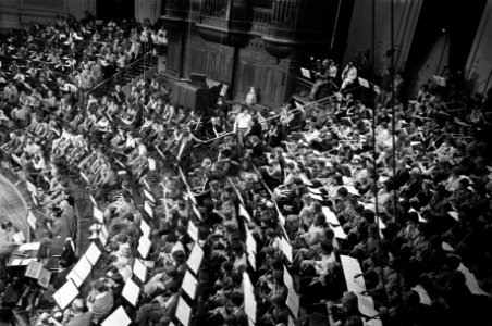 Het volle podium van het Concertgebouw met het door de NOS geformeerde orkest, Bestanddeelnr 930-5765