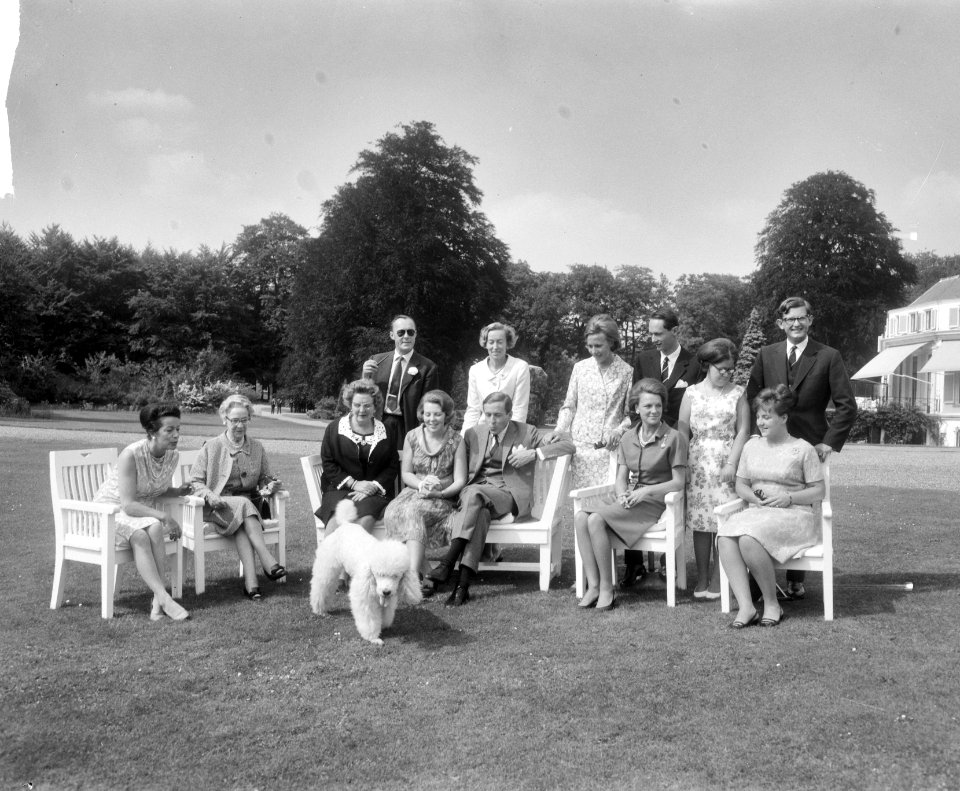 Het verloofde paar in de tuin v.l.n.r. prinses Simone, prinses Armgard, koningin, Bestanddeelnr 917-9140