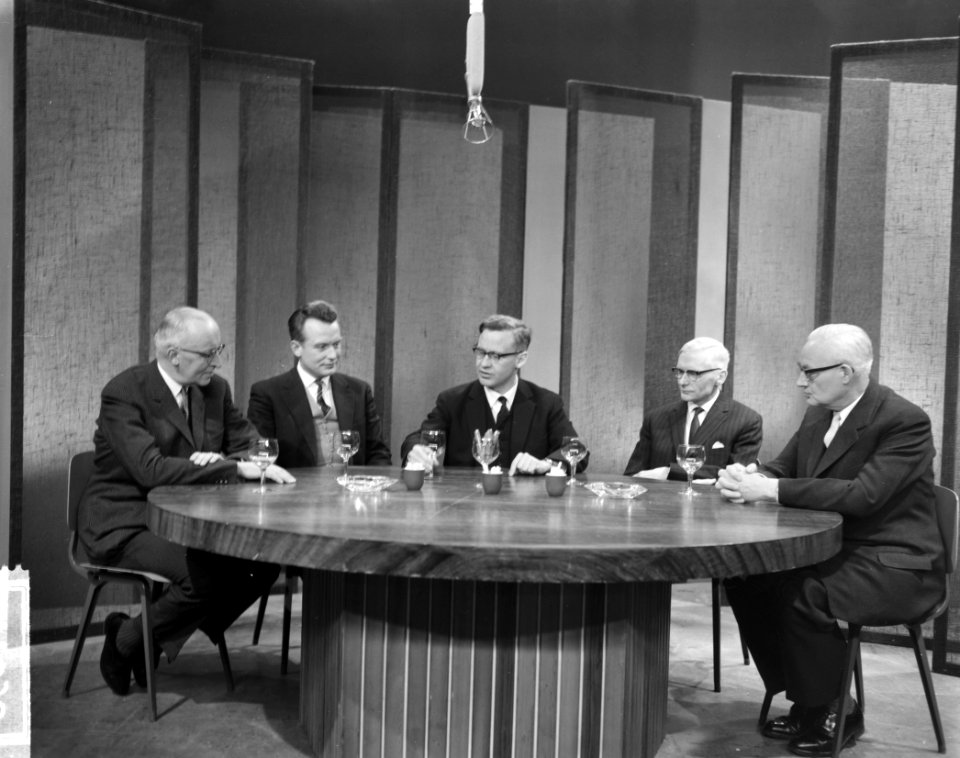 Het TV-forum van de NCRV van links naar rechts burgemeest G. W. van Walsum , dr., Bestanddeelnr 914-7898