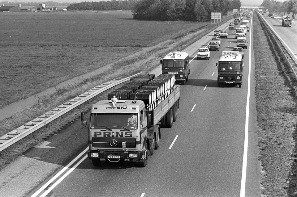 Het transport van radioactief afval met vrachtwagens naar IJmuiden om daar inges, Bestanddeelnr 931-6576