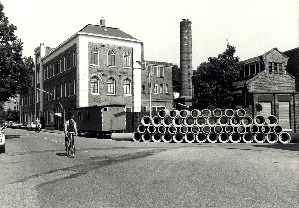 Het v.m. P.E.N.-complex aan de Korte Kleverlaan bij de Verbindingsweg te Bloemendaal. Aangekocht in 1987 van United Photos de Boer bv. - Negatiefnummer 23370 k 15 A. - Gepubliceerd in het Ha, NL-HlmNHA 54015455