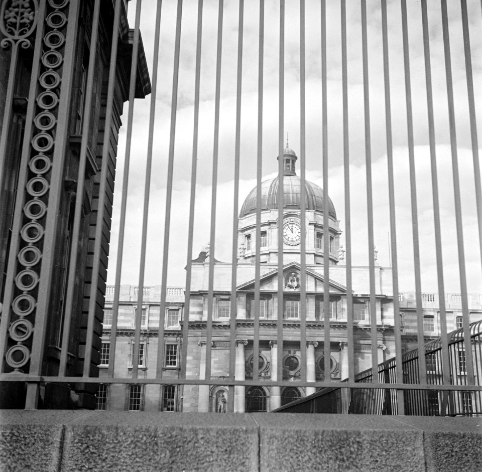Het Trinity College gefotografeerd door het hek, Bestanddeelnr 191-0850