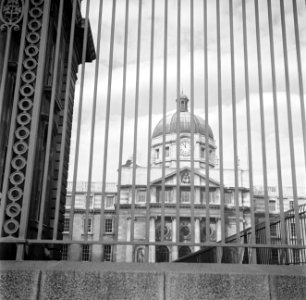 Het Trinity College gefotografeerd door het hek, Bestanddeelnr 191-0850