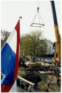Het verplaatsen van een kastanjeboom in het Frederikspark naar de hoek van de Kleine Houtweg en de Rustenburgerlaan. NL-HlmNHA 54037292