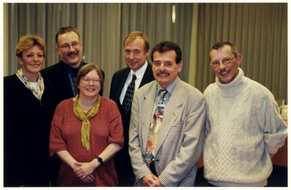 Het team dat wijkgericht werken vorm geeft. V.l.n.r. S. Eriks, wethouder Romeyn, P. Beijersbergen, wethouder Westendorp, politieagenten M. overzier en S. Janssen. NL-HlmNHA 54050083