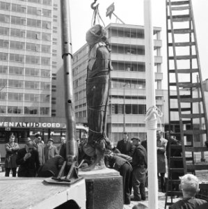 Het verzetsmonument genaamd Ongebroken Verzet, wordt aan de Westersingel te Rott, Bestanddeelnr 917-7065