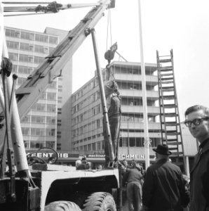 Het verzetsmonument genaamd Ongebroken Verzet, wordt aan de Westersingel te Rott, Bestanddeelnr 917-7062