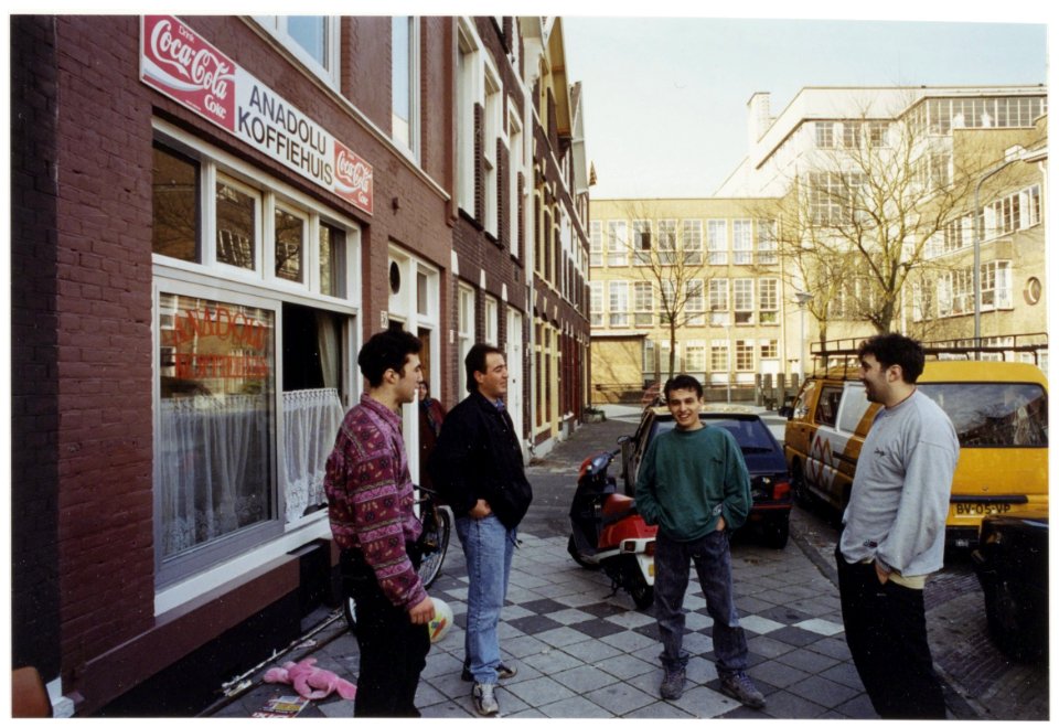 Het Turks koffiehuis Anadolu in de Voorhelmstraat met op de achtergrond voormalige huishoudschool de Greiner. NL-HlmNHA 54035244