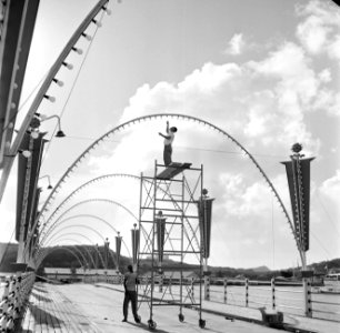 Het versieren van de Emmabrug in Willemstad, Bestanddeelnr 252-2844