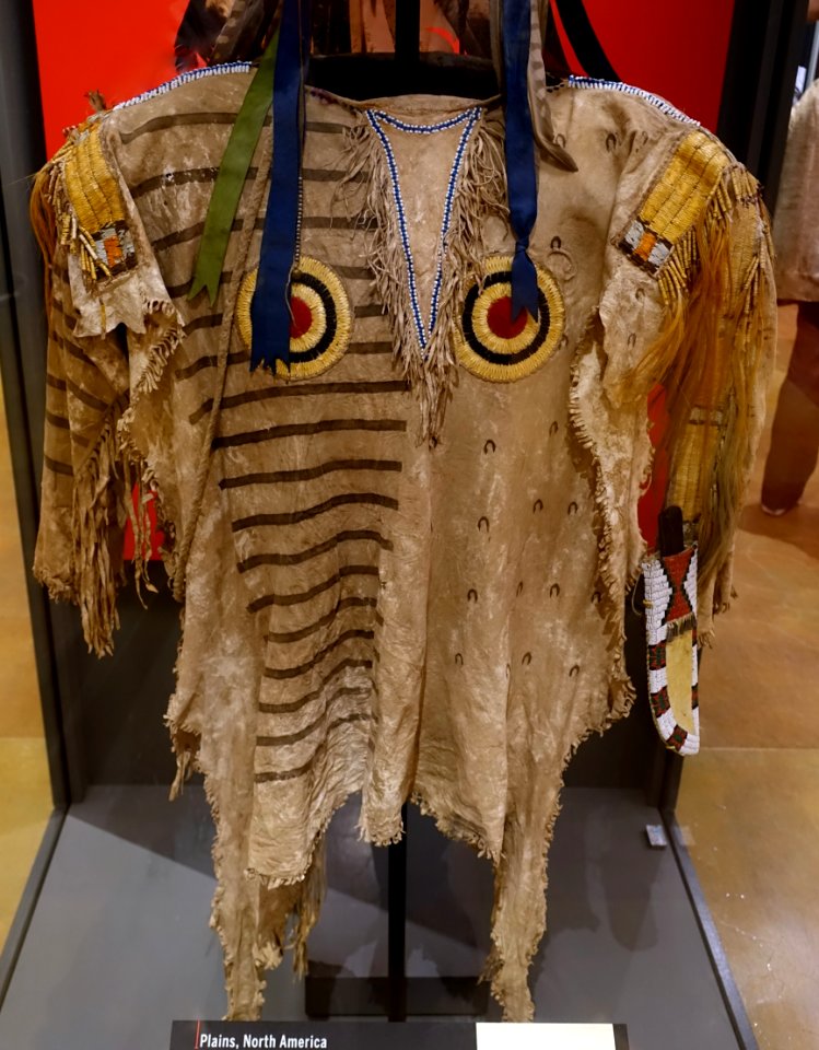 Hide shirt, Oglala Lakota - Native American collection - Peabody Museum, Harvard University - DSC06020