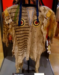 Hide shirt, Oglala Lakota - Native American collection - Peabody Museum, Harvard University - DSC06020