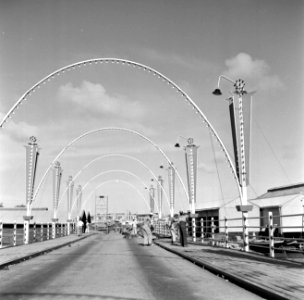 Het versieren van de Emmabrug in Willemstad, Bestanddeelnr 252-2845