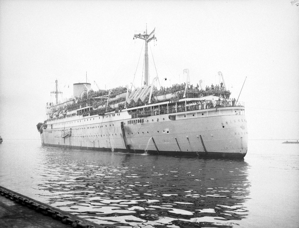 Het troepentransportschip Boissevain in de haven van Tandjong Priok, Bestanddeelnr 10186