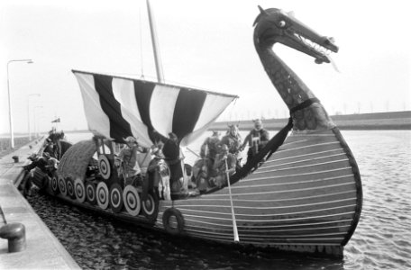 Het vikingschip aan de kade, Bestanddeelnr 926-9817