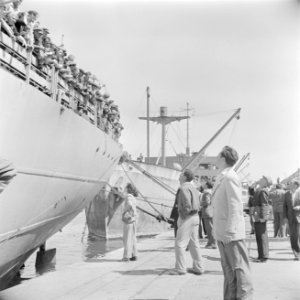 Het transportschip Bulgaria met emigranten (oliem) aan de kade in de haven van H, Bestanddeelnr 255-1122