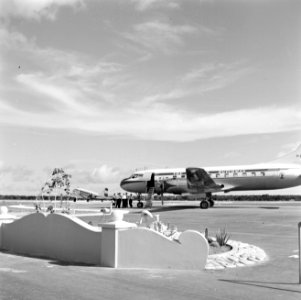 Het vliegtuig van het koninklijk gezelschap op vliegveld Flamingo op Bonaire, Bestanddeelnr 252-3960