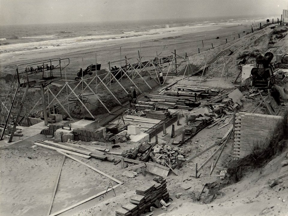 Het strandbad Riche, dat bij de Februari-storm geheel werd verwoest wordt weer opgebouwd, ziende naar het noorden. Boulevard Barnaart 67. Aangekocht in 1976 van fotograaf C. de Boer. Identif, NL-HlmNHA 1478 25900 K 38