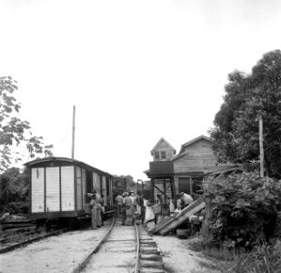 Het uitladen van de goudveldentrein in Kabelstation, Bestanddeelnr 252-5956